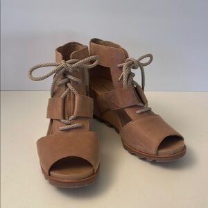 Sorel Tan Leather Sandals with Open Toe and Ankle Height